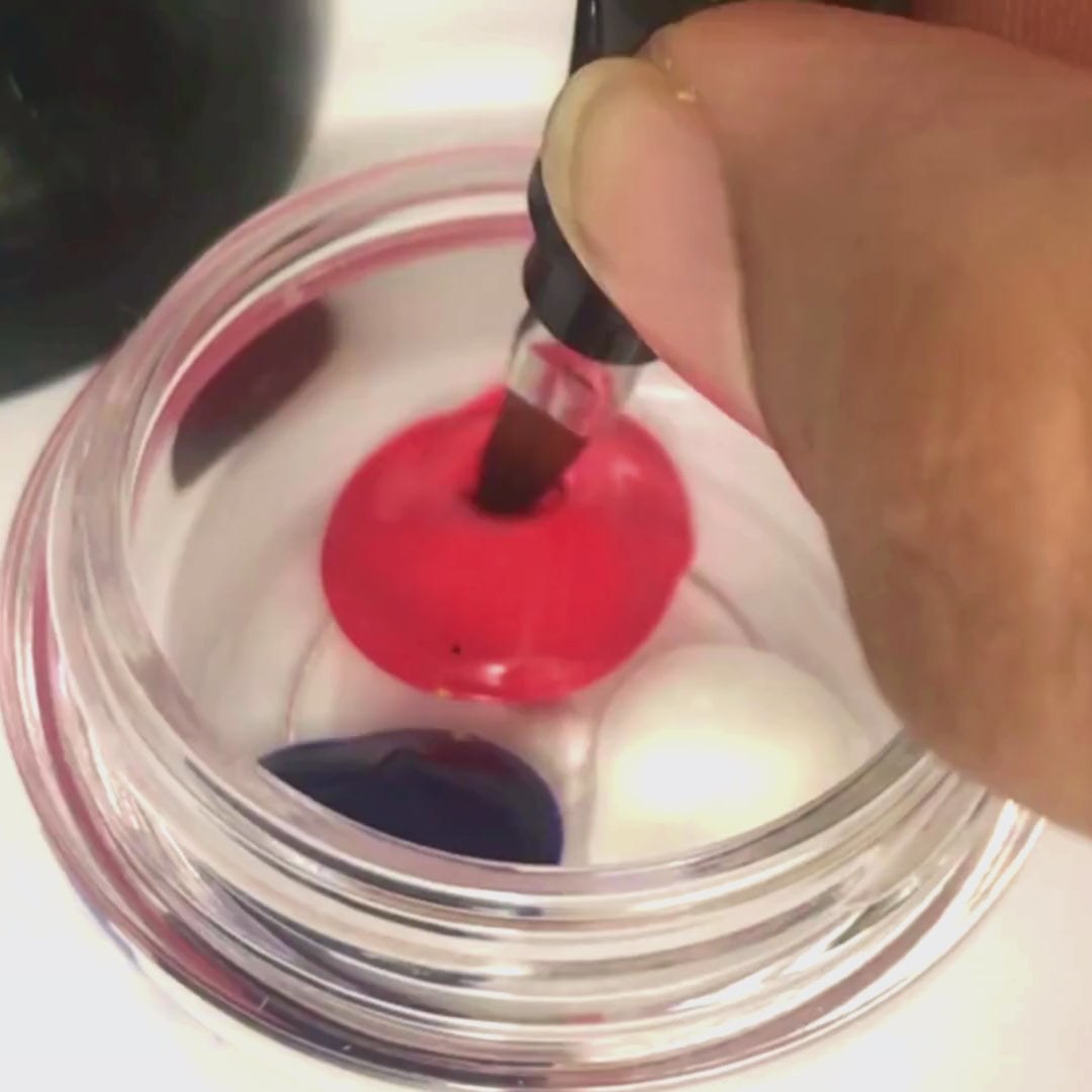 GoPlay Cosmetics color mixing in reusable pot